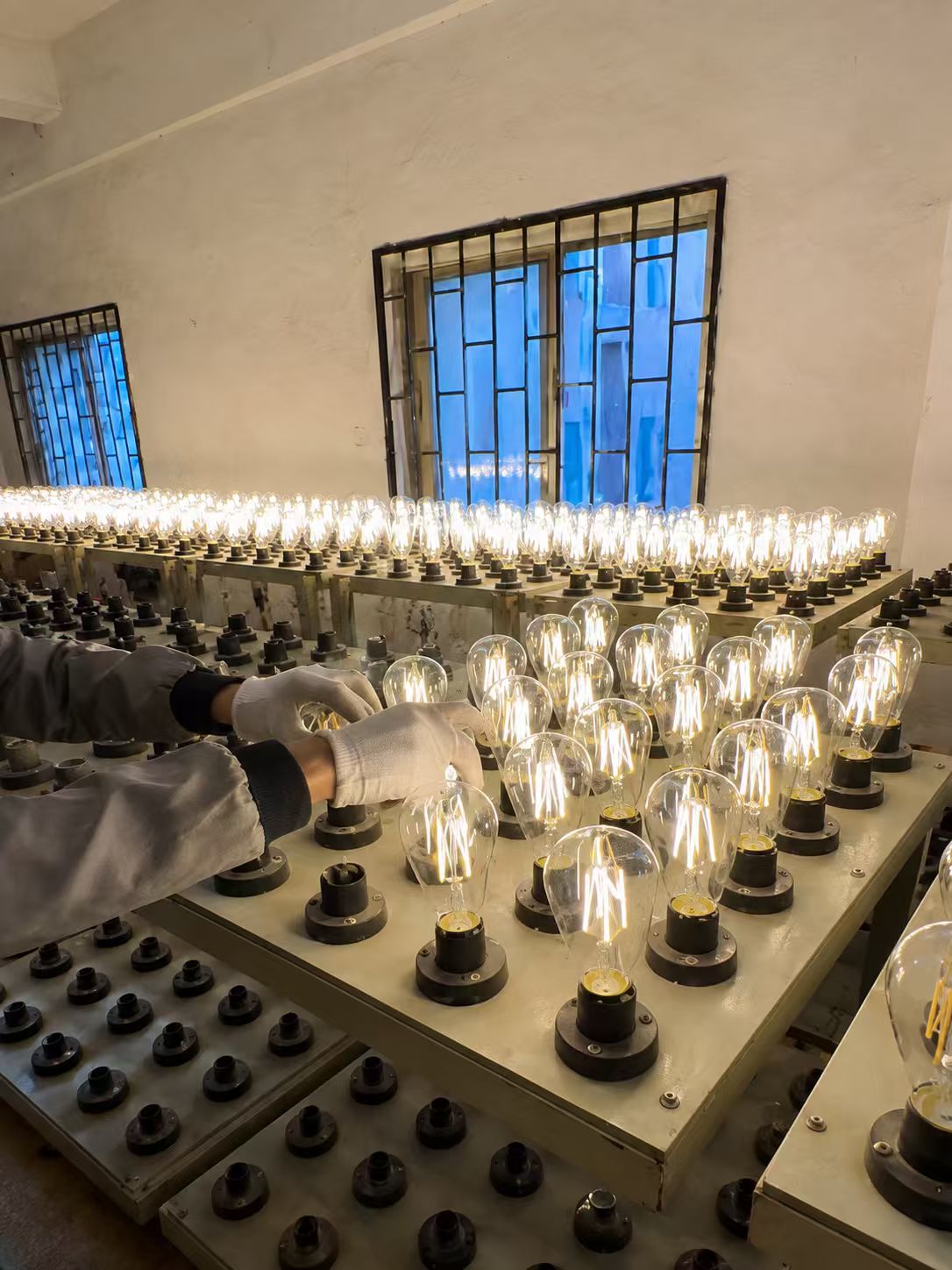 AromaLight LED filament bulb aging testing